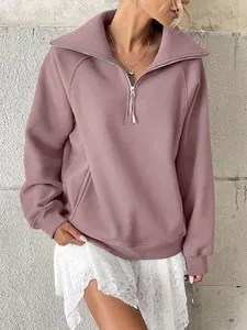 Primo piano di felpa da donna color malva con mezza zip e tasca a marsupio frontale