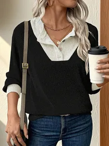 Λεπτομέρεια casual πλεκτής μπλούζας με χρωματική αντίθεση, μακριά μανίκια και κουμπιά.