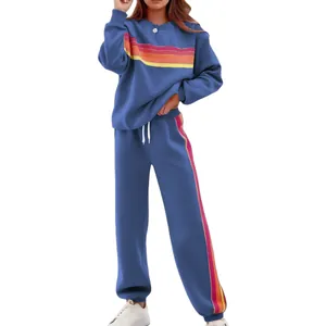 Détail de l'ensemble sweat et pantalon de sport bleu avec rayures arc-en-ciel