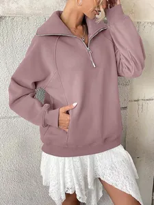 Dettaglio della felpa oversize in pile malva da donna con mezza zip e colletto alto