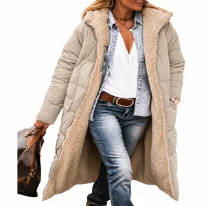 Detalle de parka acolchada larga beige para mujer con forro cálido de borreguito