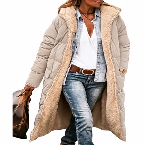 Dettaglio del parka trapuntato lungo beige da donna con calda fodera in sherpa