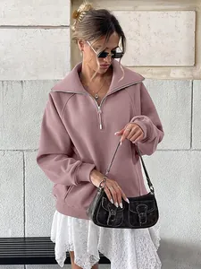 Vista della felpa oversize in pile rosa con mezza zip e colletto alto da donna