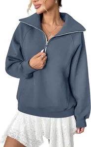 Vista dettagliata della felpa blu oversize in pile da donna con mezza zip e tasca