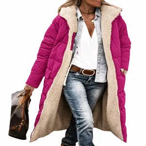 Dettaglio del cappotto lungo trapuntato magenta da donna con calda fodera in sherpa