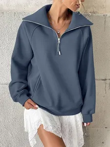 Felpa oversize da donna in pile con mezza zip color blu polvere e tasche laterali