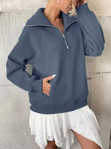 Vista dettagliata della felpa blu casual da donna con mezza zip e tasche funzionali