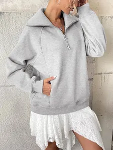 Dettaglio felpa in pile grigia oversize da donna con mezza zip e pratica tasca laterale