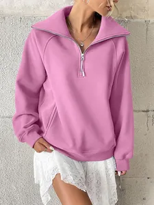 Dettaglio della felpa rosa da donna con mezza zip e una comoda tasca a marsupio