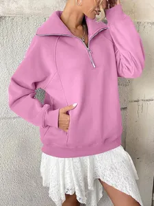 Dettaglio della felpa in pile rosa da donna con mezza zip e tasche laterali