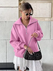 Donna moderna che indossa una felpa in pile rosa con mezza zip e vestibilità comoda