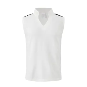 Vista dettagliata del gilet bianco da uomo in maglia a nido d'ape con elegante scollo a V.