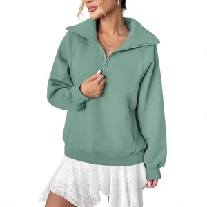 Felpa oversize da donna con mezza zip e comoda tasca frontale in colore verde salvia