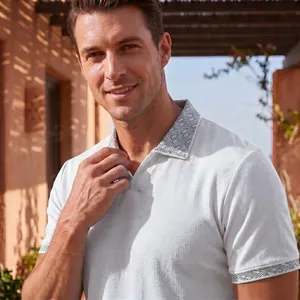 Detailansicht eines weißen Waffel-Poloshirts für Herren mit geometrischem Muster.