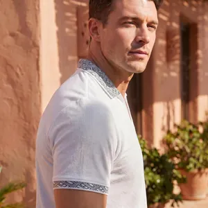 Hochwertiges weißes Herren-Poloshirt aus Waffelstrick mit geometrischen Mustern