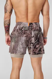 Vue arrière du short de fitness 2-en-1 YoungLA camo avec doublure compression