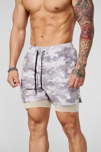 Vue détaillée du short de sport 2-en-1 YoungLA pour hommes avec doublure camouflage