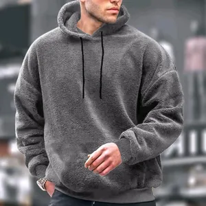 Vue détaillée du sweat à capuche gris en polaire sherpa montrant sa texture douce