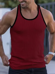 Gros plan du débardeur de fitness côtelé rouge pour hommes avec bordure noire.