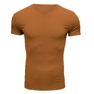 Κοντινό πλάνο ανδρικού t-shirt με λαιμόκοψη V και κοντό μανίκι σε πορτοκαλί ραβδωτό χρώμα