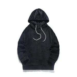 Gros plan sur un sweat à capuche noir en polaire corail avec cordons blancs et texture