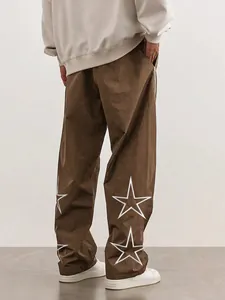 Vue arrière détaillée du pantalon marron high street avec broderie d'étoile blanche