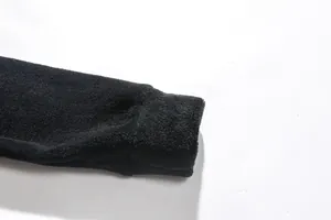 Gros plan détaillé du poignet côtelé d'une veste à capuche noire en polaire corail