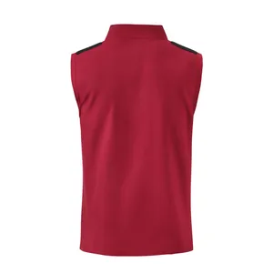 Dettaglio del retro di un gilet sportivo rosso senza maniche con trama a nido d'ape.