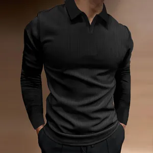 Detailopname van een stijlvol zwart geribbeld herenpoloshirt met lange mouwen en V-hals