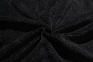 Gros plan sur un tissu en polaire corail noire montrant une texture douce et dense