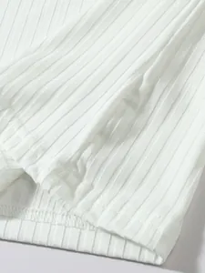 Vue macro montrant la texture en maille côtelée et les coutures d'un débardeur de sport.