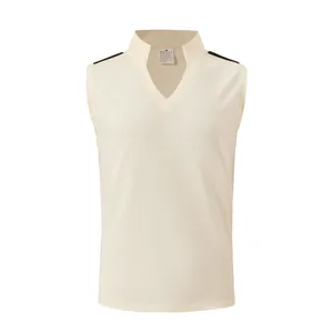 Dettaglio del tessuto a nido d'ape crema su gilet da uomo con scollo a V e righe