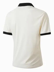 Rückansicht eines cremefarbenen Herren-Poloshirts mit schwarzen Kontrastdetails.