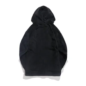 Vue détaillée de la texture douce d'un sweat-shirt à capuche en polaire noire unie