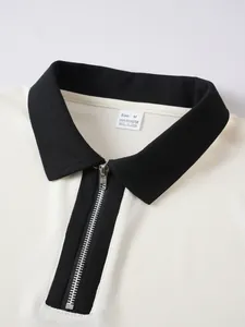 Nahaufnahme des schwarzen Rippkragens und Reißverschlusses am Herren-Polohemd.