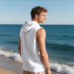 Vista posterior de una sudadera deportiva blanca sin mangas para hombre en la playa