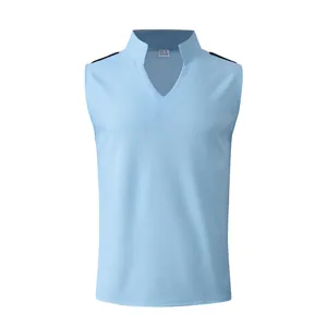 Dettaglio gilet da uomo azzurro in maglia a nido d'ape con scollo a V e inserti spalla.