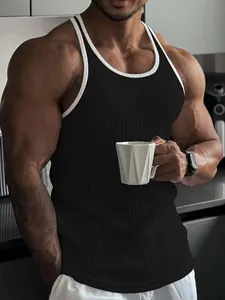 Détail du débardeur de fitness noir côtelé pour homme avec passepoil blanc contrasté
