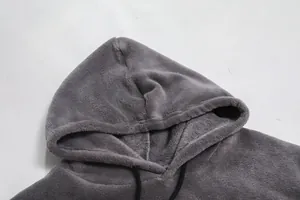 Vue détaillée d'un sweat à capuche gris en polaire corail avec cordon et texture peluche.