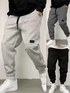 Λεπτομερής προβολή ανδρικού joggers high-street σε τρία χρώματα με κορδόνι στη μέση.