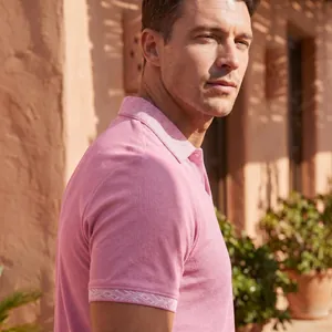 Detaillierte Ansicht des rosa strukturierten Poloshirts für Herren mit geometrischem Kragen
