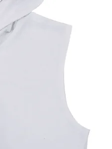 Primer plano del chaleco blanco con capucha sin mangas y costura fina