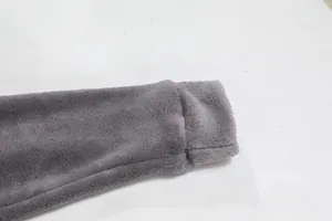 Détail macro du poignet de manche en polaire corail grise douce d'un sweat à capuche