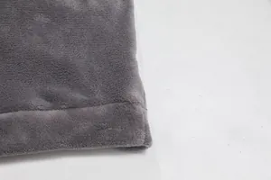 Détail en gros plan du tissu polaire corail gris doux pour veste d'hiver homme