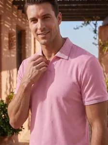 Detailansicht eines rosa Waffelstrick-Poloshirts für Herren mit gemustertem Reverskragen