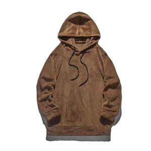 Vue détaillée du sweat à capuche en polaire corail marron doux avec cordons.