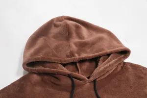 Gros plan sur la capuche en polaire corail marron d'un sweat à capuche pour homme