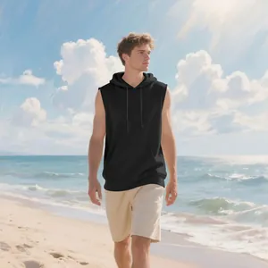 Sudadera deportiva sin mangas negra para hombre con bolsillo en una playa soleada