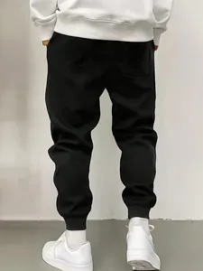 Πίσω όψη μαύρου ανδρικού joggers σε στυλ high street με ελαστικές μανσέτες