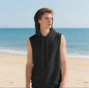 Detalle de una sudadera deportiva sin mangas negra para hombre en una playa soleada